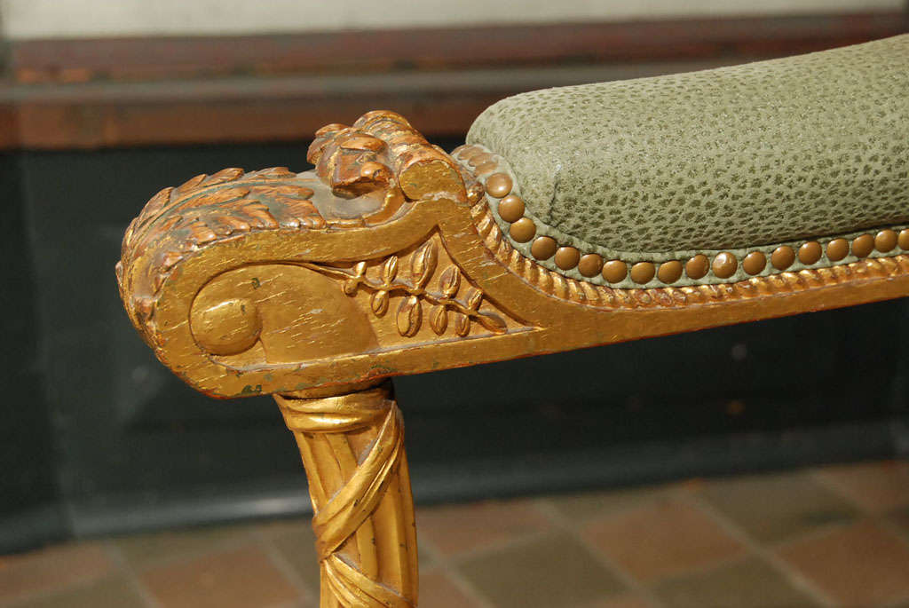 Fauteuil en bois doré de style Louis XVI en vente 3