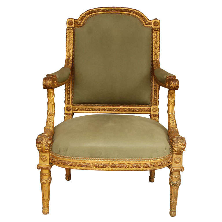 Fauteuil en bois doré de style Louis XVI en vente