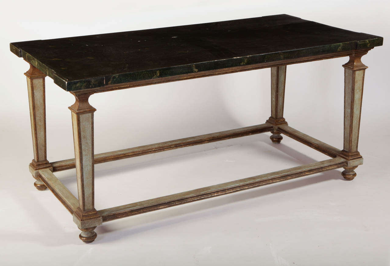 Feiner italienischer bemalter Mitteltisch aus dem 17. Jahrhundert (Louis XIV.) im Angebot