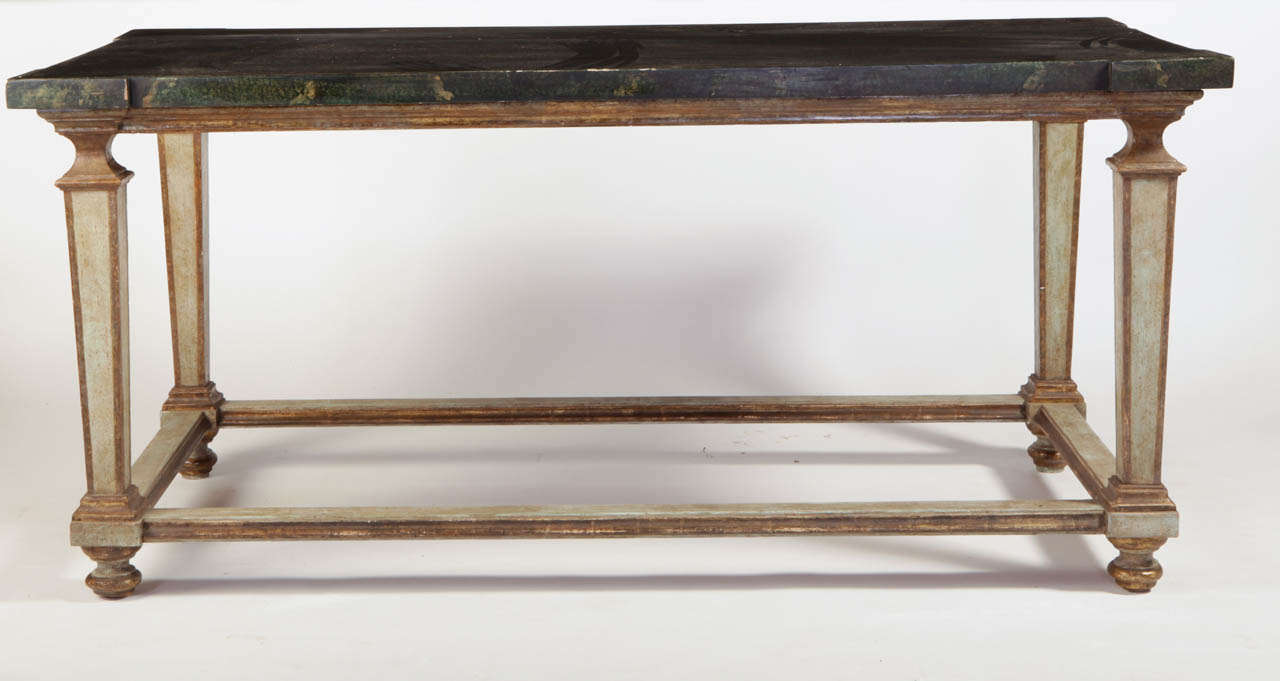 Table centrale italienne raffinée peinte du XVIIe siècle Bon état - En vente à Rome, IT