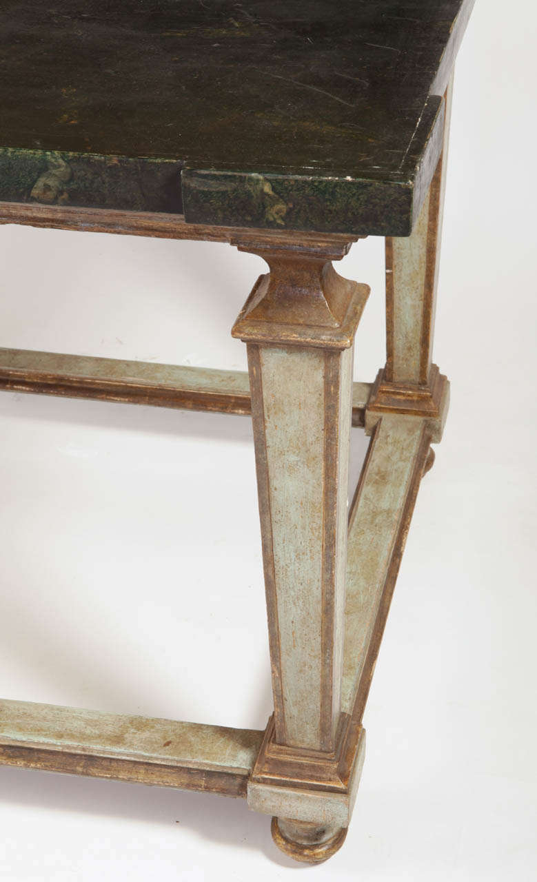 Feiner italienischer bemalter Mitteltisch aus dem 17. Jahrhundert im Zustand „Gut“ im Angebot in Rome, IT