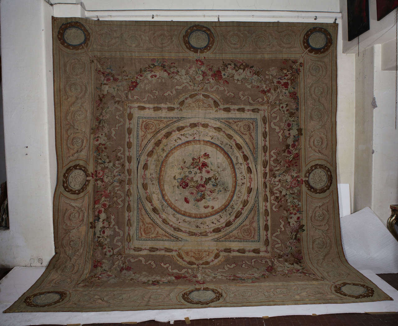 Très beau tapis français d'Aubusson du 19e siècle.
Dimensions : cm 530 x 480.