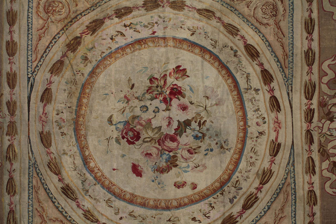 Feiner französischer Aubusson-Teppich des 19. Jahrhunderts (Empire) im Angebot
