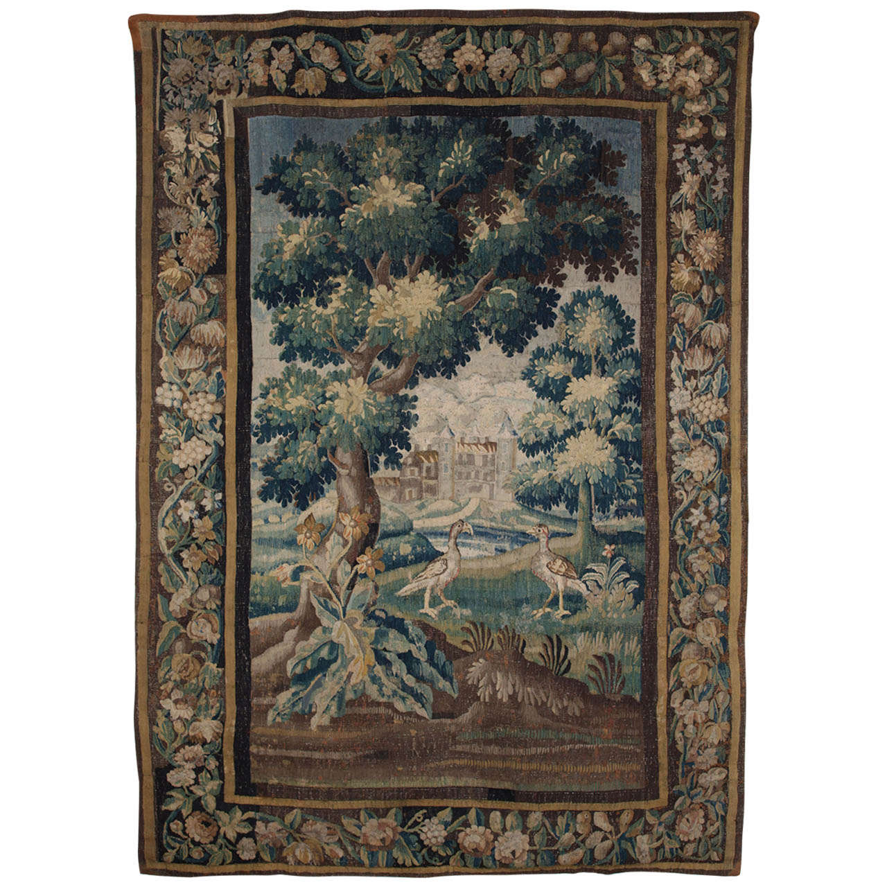 L'ornementation est composée d'un paysage de rivière boisée avec vue sur les châteaux voisins, dans une bonne bordure florale sur quatre côtés.
Dimensions : cm 200 x 300.
France, seconde moitié du XVIIe siècle.