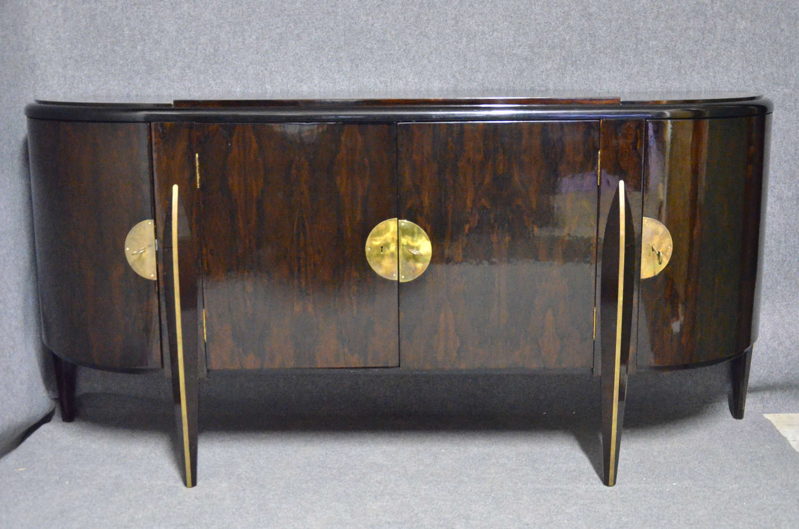 Important sideboard to demi - lune, embellished by singular decorations in brass. Finished very well inside.
Connected to SMALL DEMI - LUNE SIDEBOARD 121203952829
