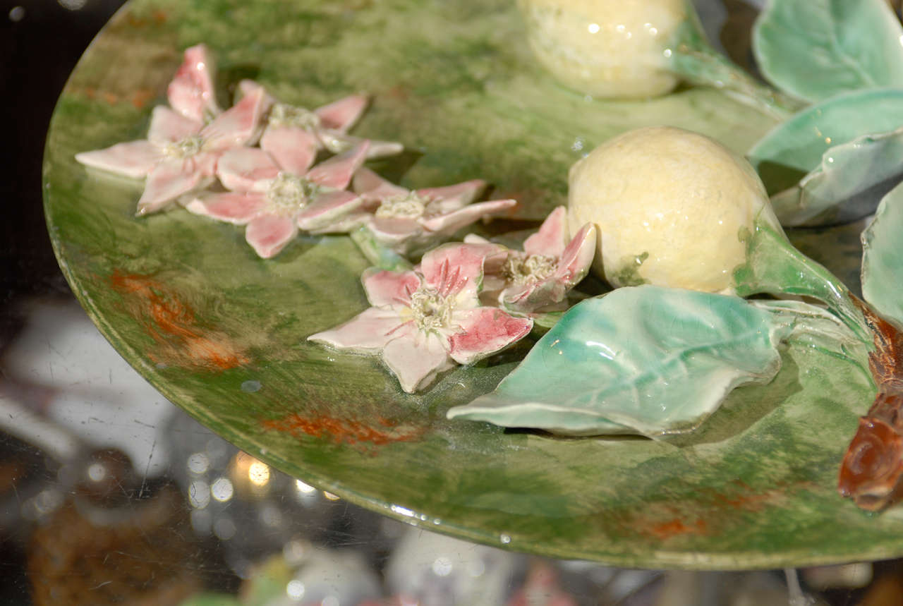 Assiette décorative Barbotine Longchamp française des années 1880 avec citrons et décor floral 2