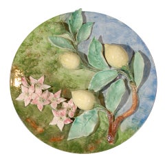 Assiette décorative Barbotine Longchamp française des années 1880 avec citrons et décor floral