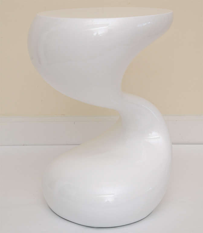 This indoor/outdoor sculptural white lacquered resin side/drink table
can be used with a multitude of uses. It has poetry to the shape.