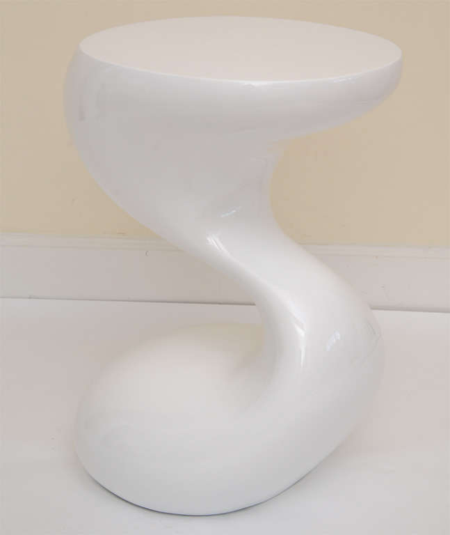 White Lacquered Resin Sculptural Side Table In Excellent Condition In North Miami, FL