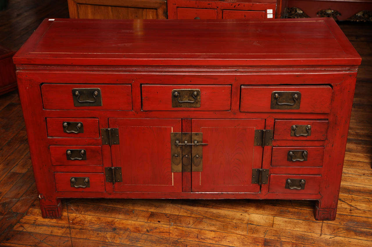 Buffet chinois en bois d'orme laqué rouge