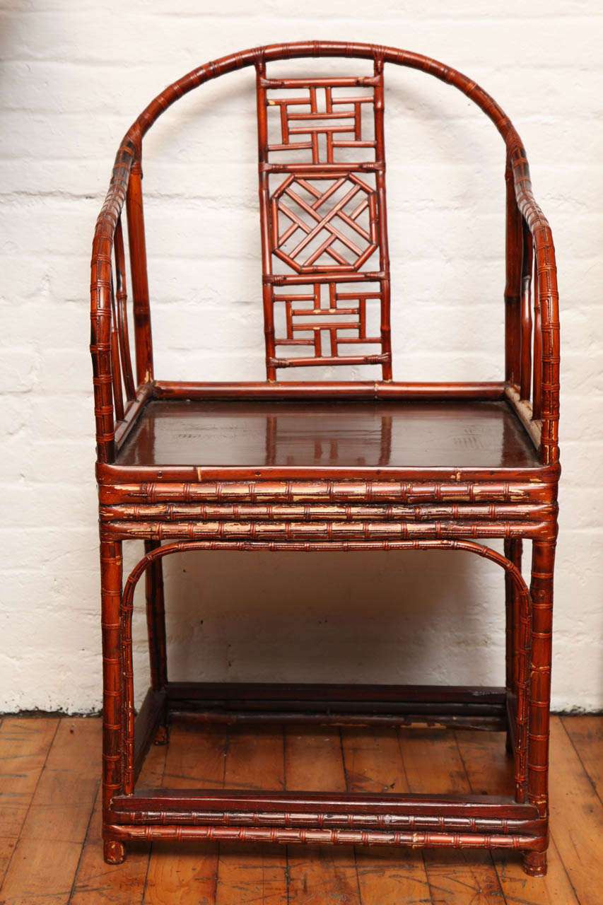 Ein chinesischer Sessel aus dem 19. Jahrhundert mit hufeisenförmiger Rückenlehne und Ulmenholzsockel. Dieser chinesische Hufeisensessel wurde im 19. Jahrhundert aus Bambus mit einem Sockel aus Ulmenholz gefertigt. Dieser Stuhl bietet einen hohen