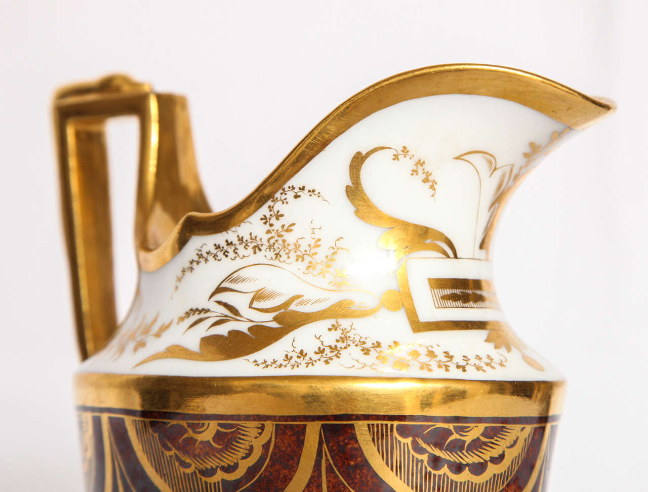 XIXe siècle Pichet français en porcelaine dorée et peinte en vente