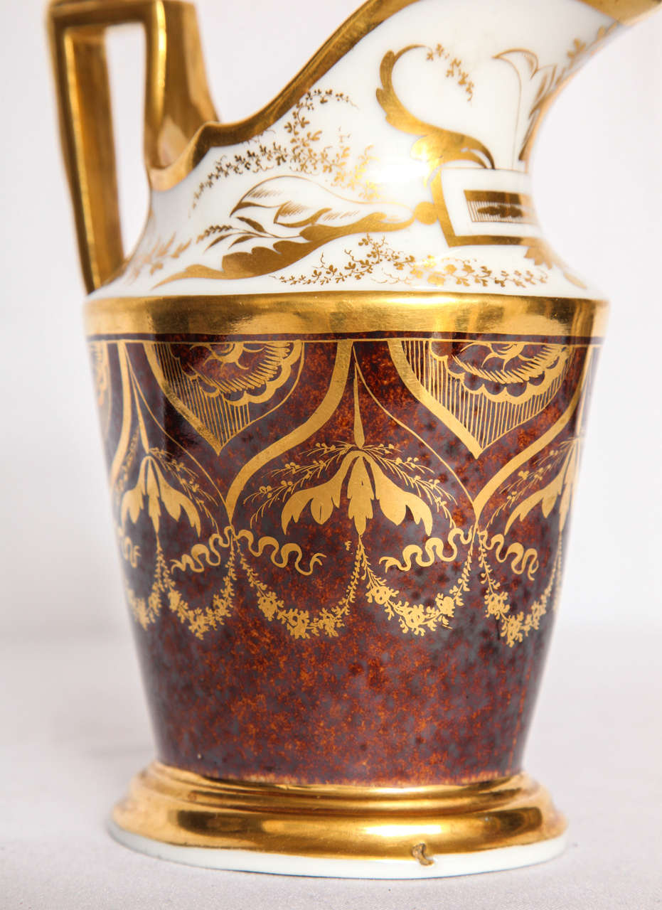 Porcelaine Pichet français en porcelaine dorée et peinte en vente