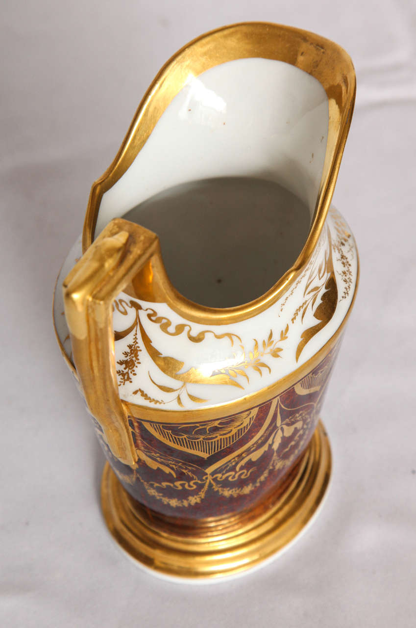 Pichet français en porcelaine dorée et peinte en vente 2