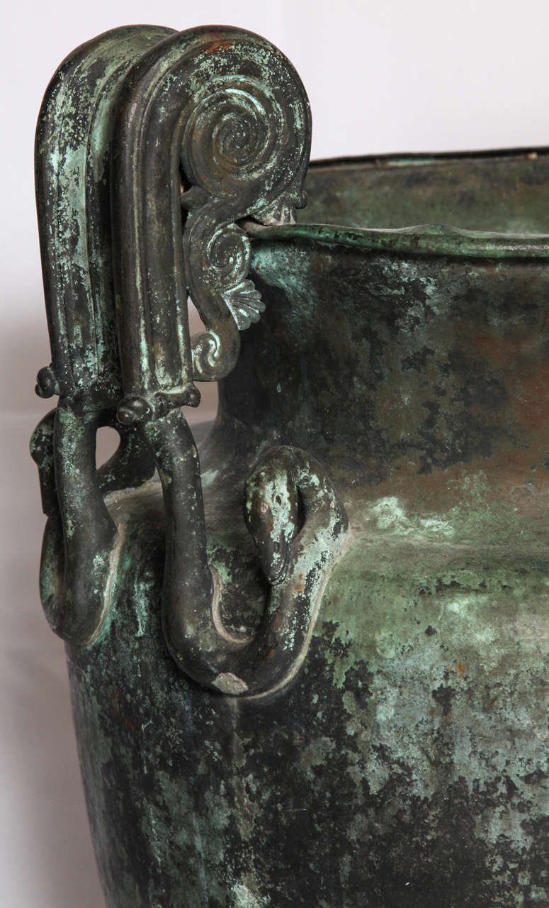 Paire de grandes urnes néoclassiques. Grand tour cratères en cuivre patiné d'après l'antique avec poignées en forme de cygne de Naples. Italie, début du 19e siècle. 
Dimension : 24.5
