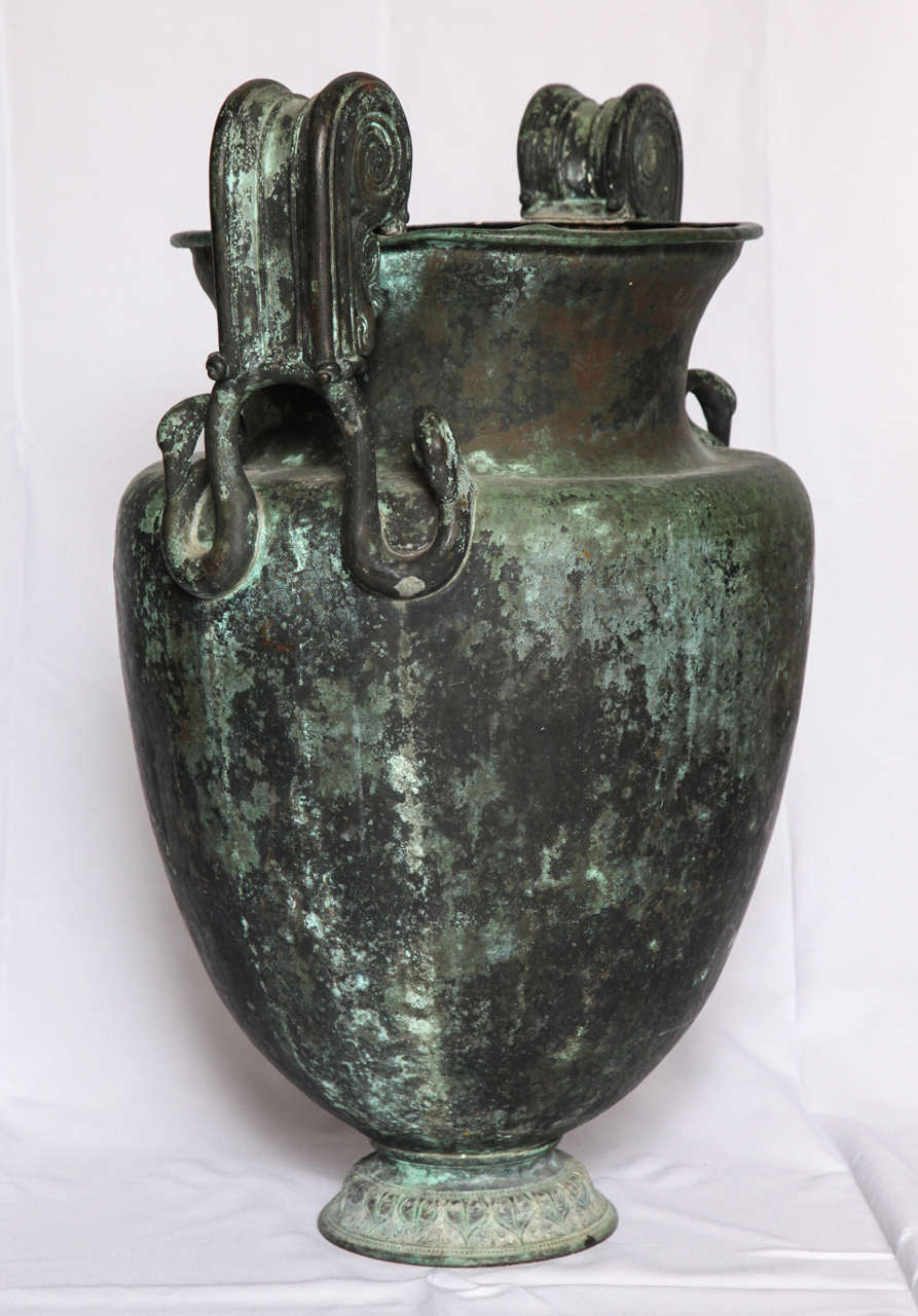 XIXe siècle Paire de grandes urnes néoclassiques en vente