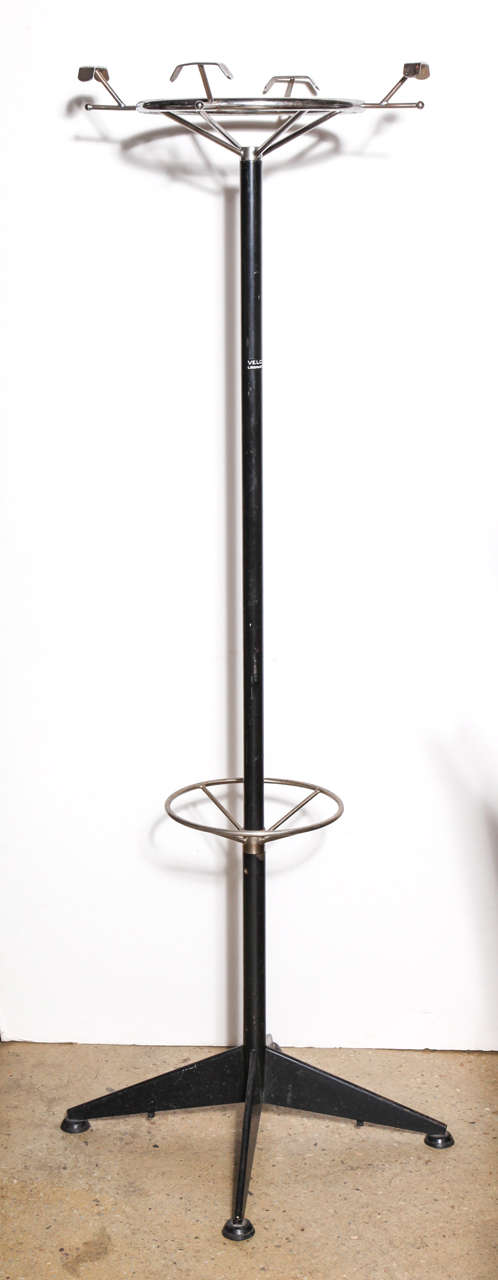 Tall talian Modern Velca Legnano Polished Steel and Black Lacquer Garderobe, Coat Stand, Display Stand. Featuring fine quality polished and Black lacquered tubular Steel, sizable round hanging area (22D) with polished steel details and 26D heavy