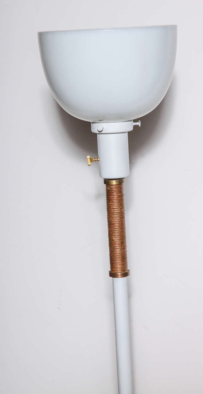 Mid-Century moderno Lampada da terra bianca con paralume in vetro in stile Russel Wright, anni '50 in vendita