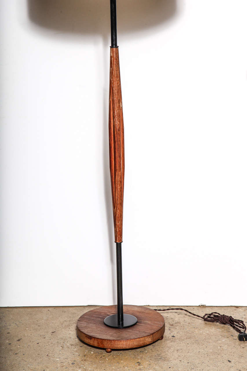 Mid-Century Modern Lampadaire fuselé Yasha Heifetz en chêne cérusé et émail noir, années 1950 en vente