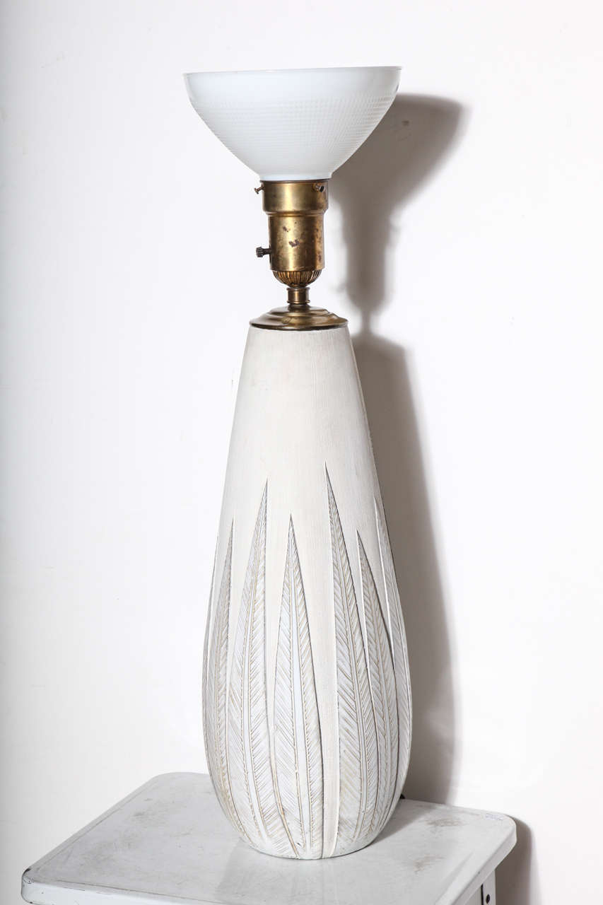Importante lampe de table en céramique blanche Anna Lisa Thomson pour Whiting, début des années 1950. Whiting : grande forme de bouteille texturée, fond blanc cassé mat, relief incisé, feuille blanche réfléchissante et motif glacé beige clair,