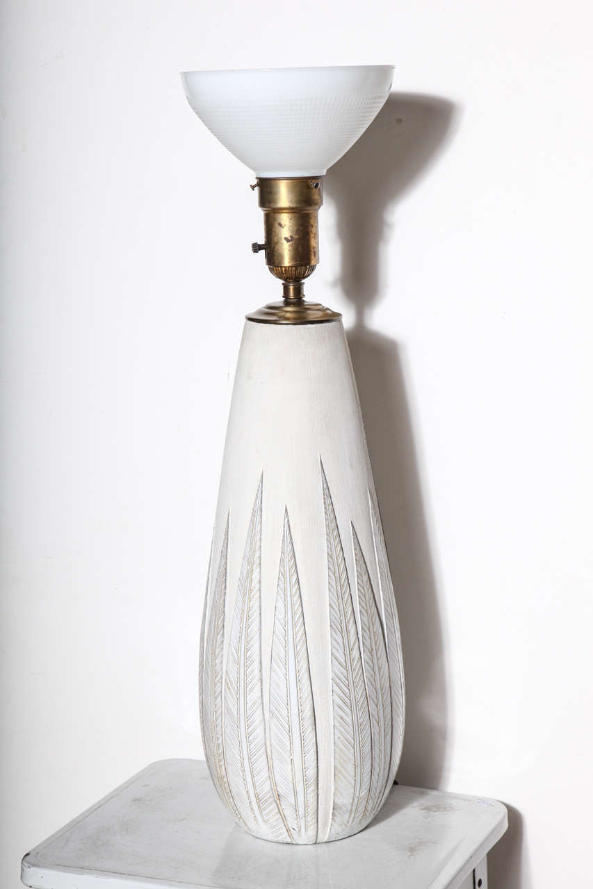 Bedeutende Anna Lisa Thomson für Upsala Ekeby AB Weiße Keramik-Tischlampe, Anfang der 1950er Jahre. Große strukturierte Flaschenform, mattweißer Hintergrund, eingeschnittenes, reflektierendes weißes Blatt und hellbeige glasiertes Relief, originaler