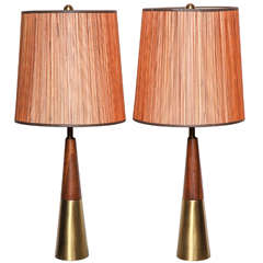 Paire de lampes de chevet coniques en noyer et laiton Tony Paul pour Westwood des années 1950