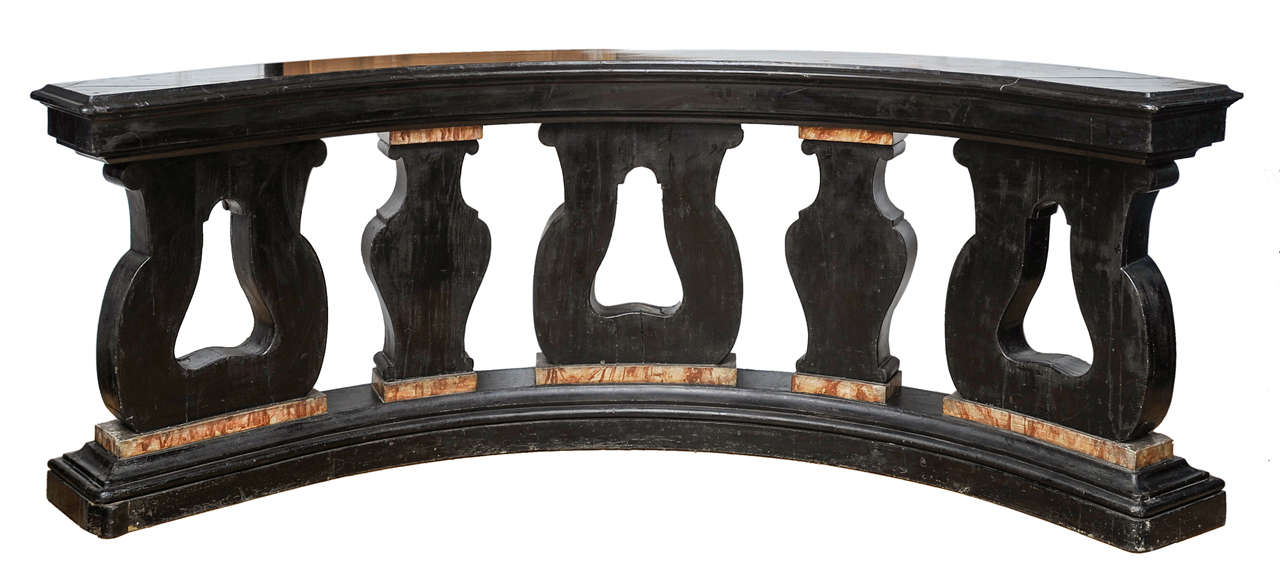 18th Century Italian Carved and Painted Semicircle Banister In Good Condition For Sale In Milan, IT