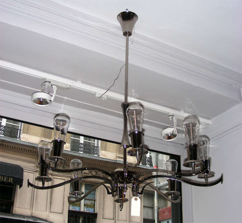 An Italian nickel-plated eight-arm chandelier In Excellent Condition For Sale In Paris, Ile-de-France