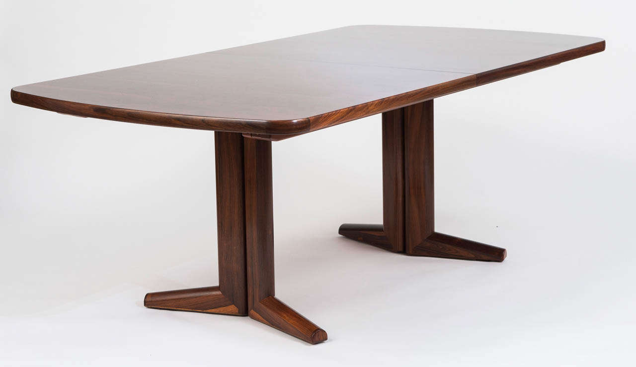 A Gordon Russell Rosewood Extendable Dining Table, of elegant form.
Fine veneers. With two insert able leafs
Design “Marlow” .
England, circa 1970.
Table  74 x 195 x 95cms.
Table extended  74 x 294 x 95cms.