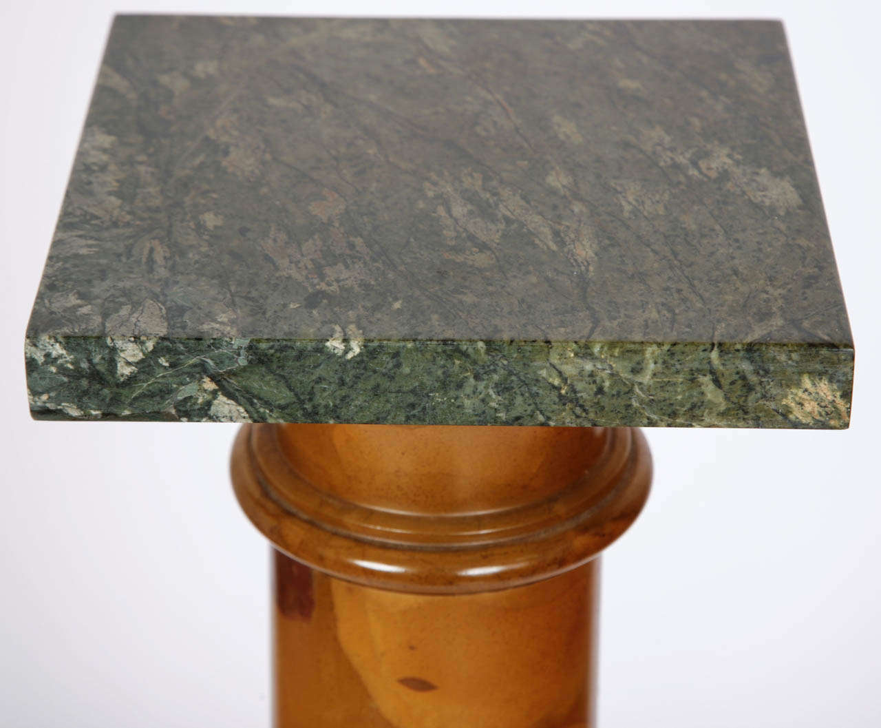 A honey-colored onyx column with green marble top. 

Measures: Height 105.5cm, the base 28 x 28cm, the top 20.5 x 20.5cm