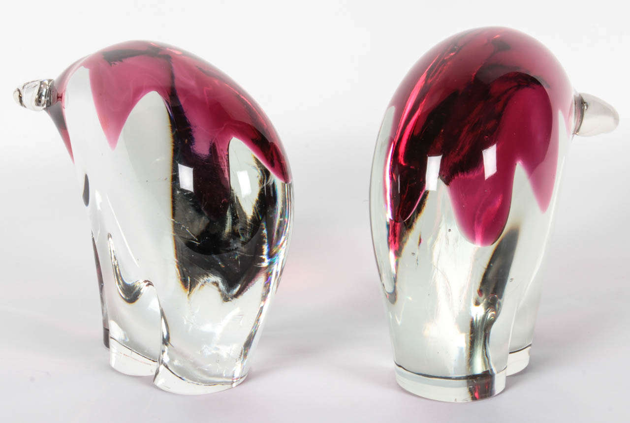 Pair of Salviati Clear & Magenta Bulls In Excellent Condition In New York, NY