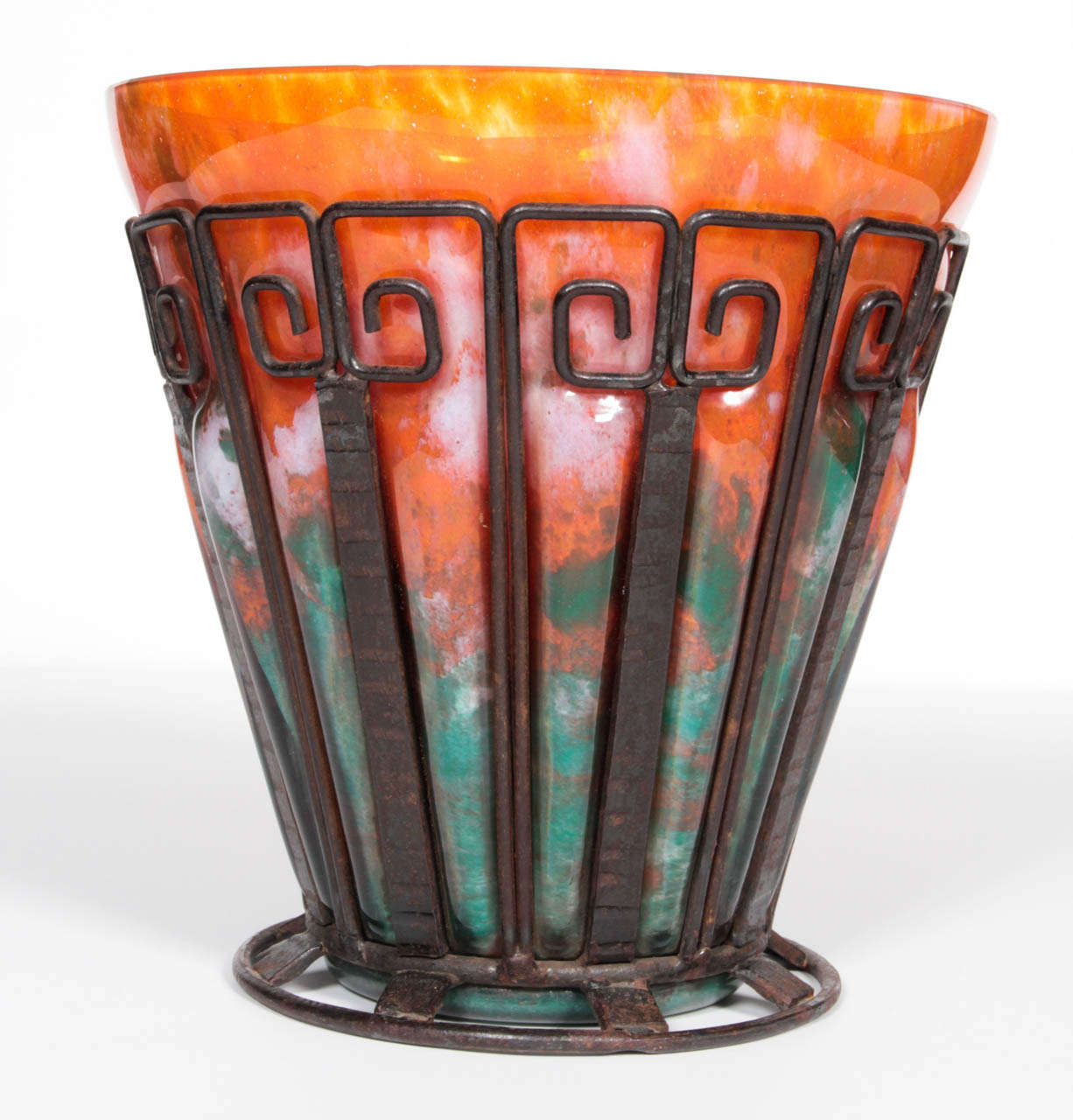 Un vase en verre Art Déco Lorrain Nancy / École de Nancy d'origine, encadré de fer forgé martelé à la main, avec un insert en verre tacheté soufflé à la main dans un cadre en verre
 des nuances colorées d'orange, de bleu/vert avec des touches de