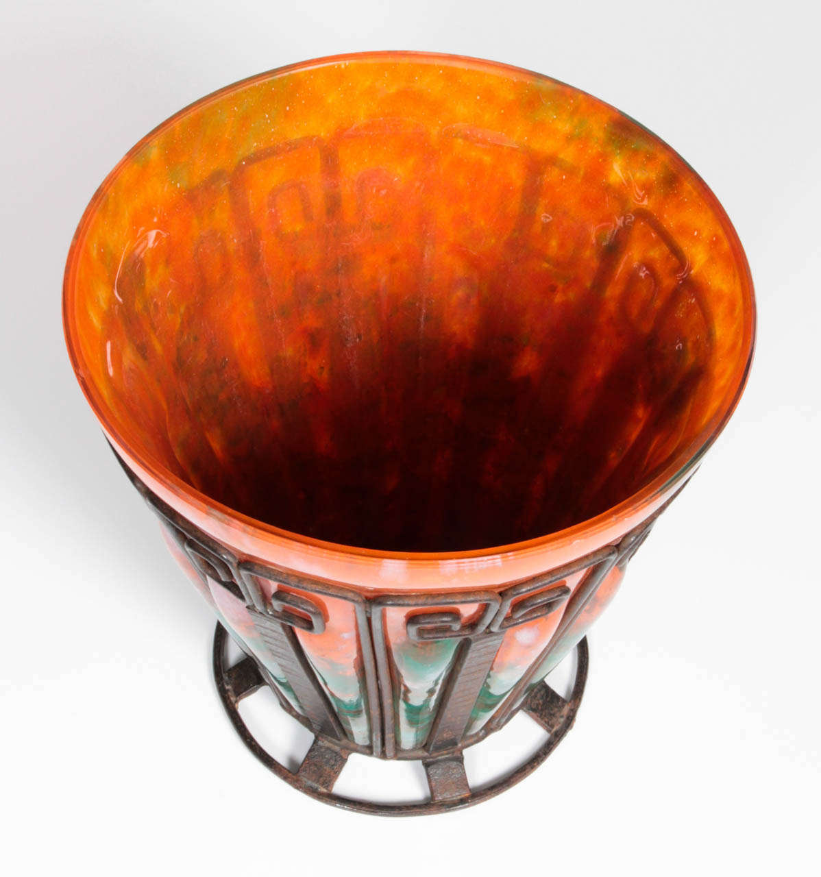 Französische, handgehämmerte Art-déco-Vase aus Eisen und Glas, signiert Lorrain (20. Jahrhundert) im Angebot