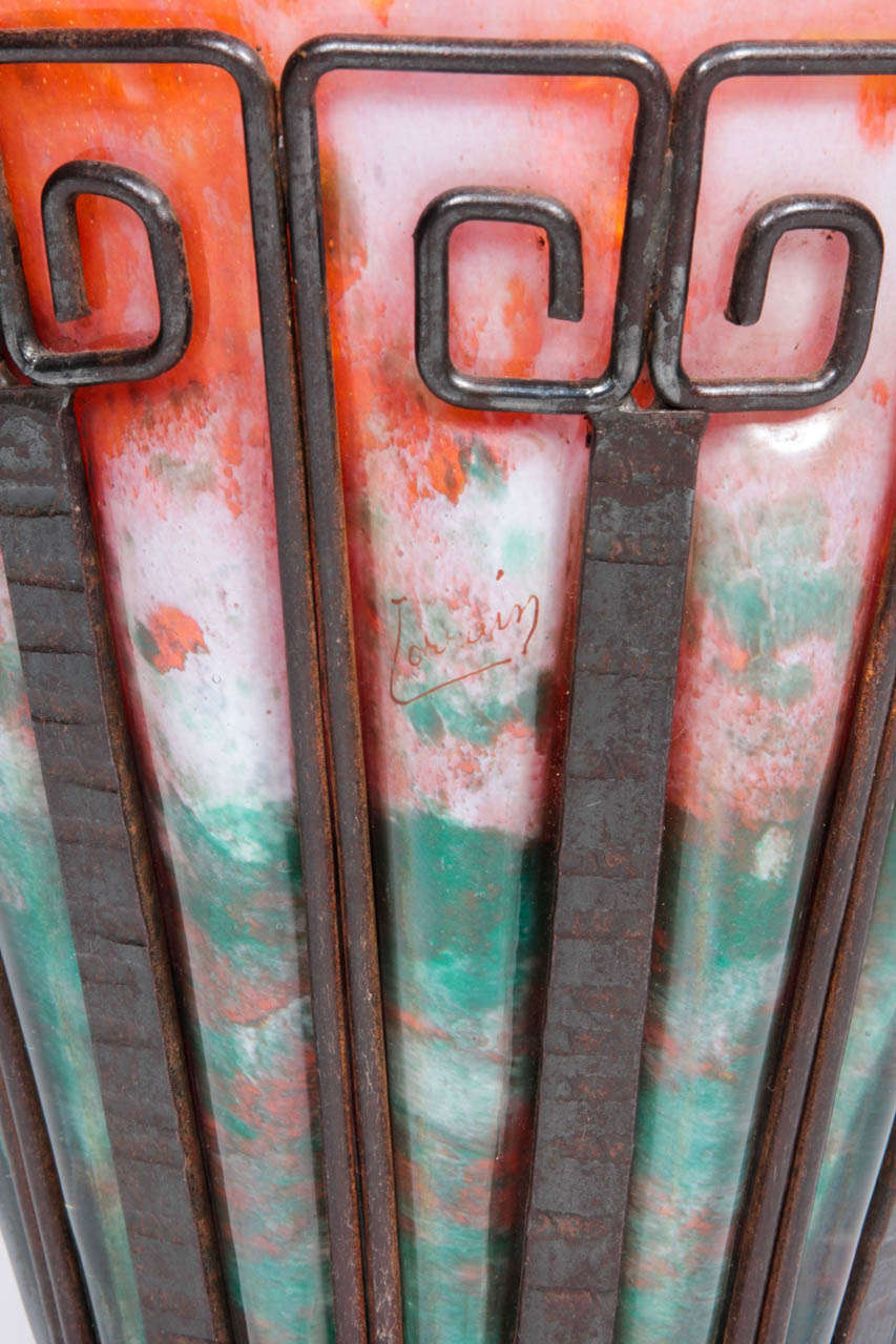 Vetro artistico Vaso francese Art Deco in ferro e vetro martellato a mano firmato Lorrain in vendita