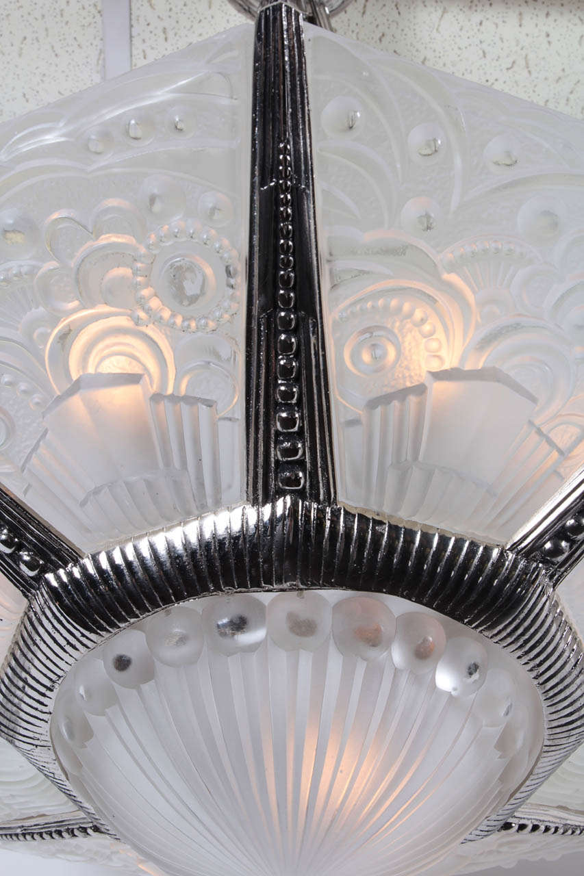 Important Pair of French Art Deco frosted chandeliers by Leleu In Excellent Condition In New York City, NY