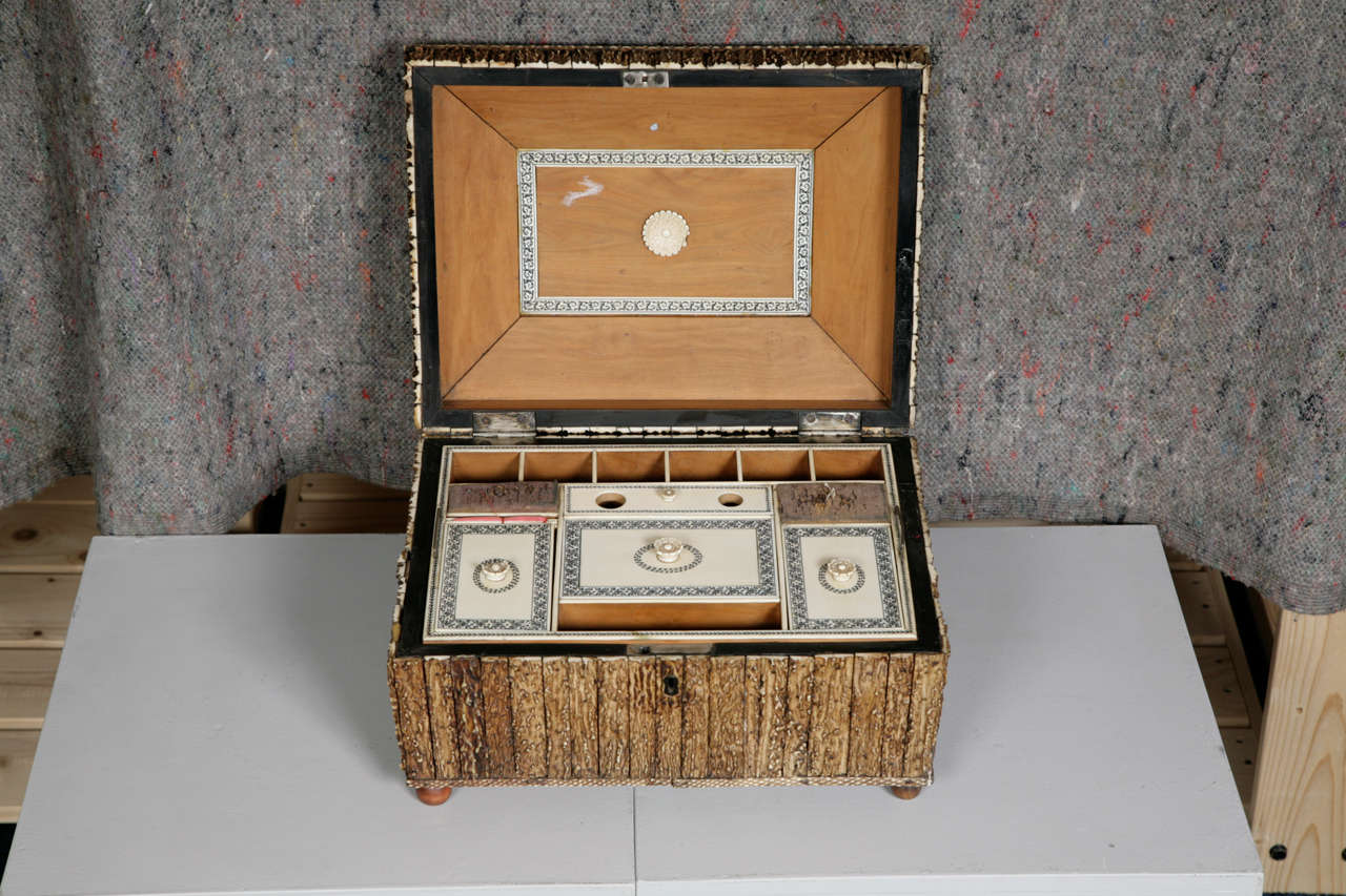 Boîte à ouvrage en corne anglo-indienne, A.C.S.