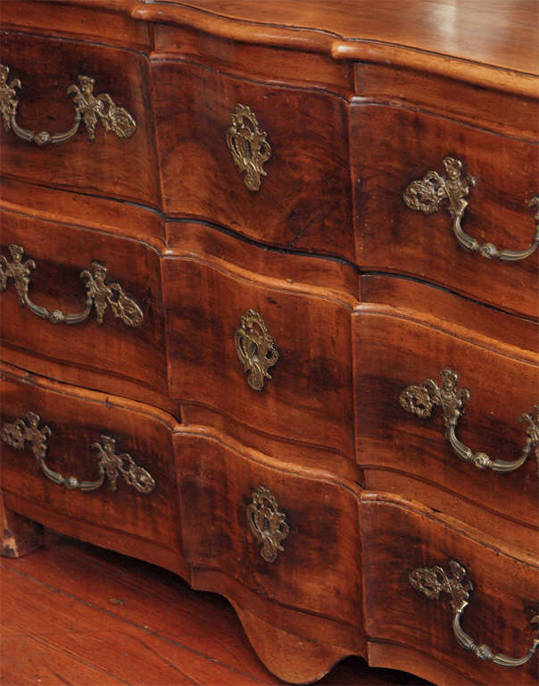 Louis XV Walnut Regence Commode In Excellent Condition In New Orleans, LA