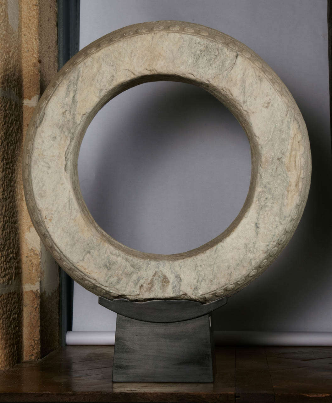 Very contemporary look for this round Chinese window frame in white marble on a black wooden base.