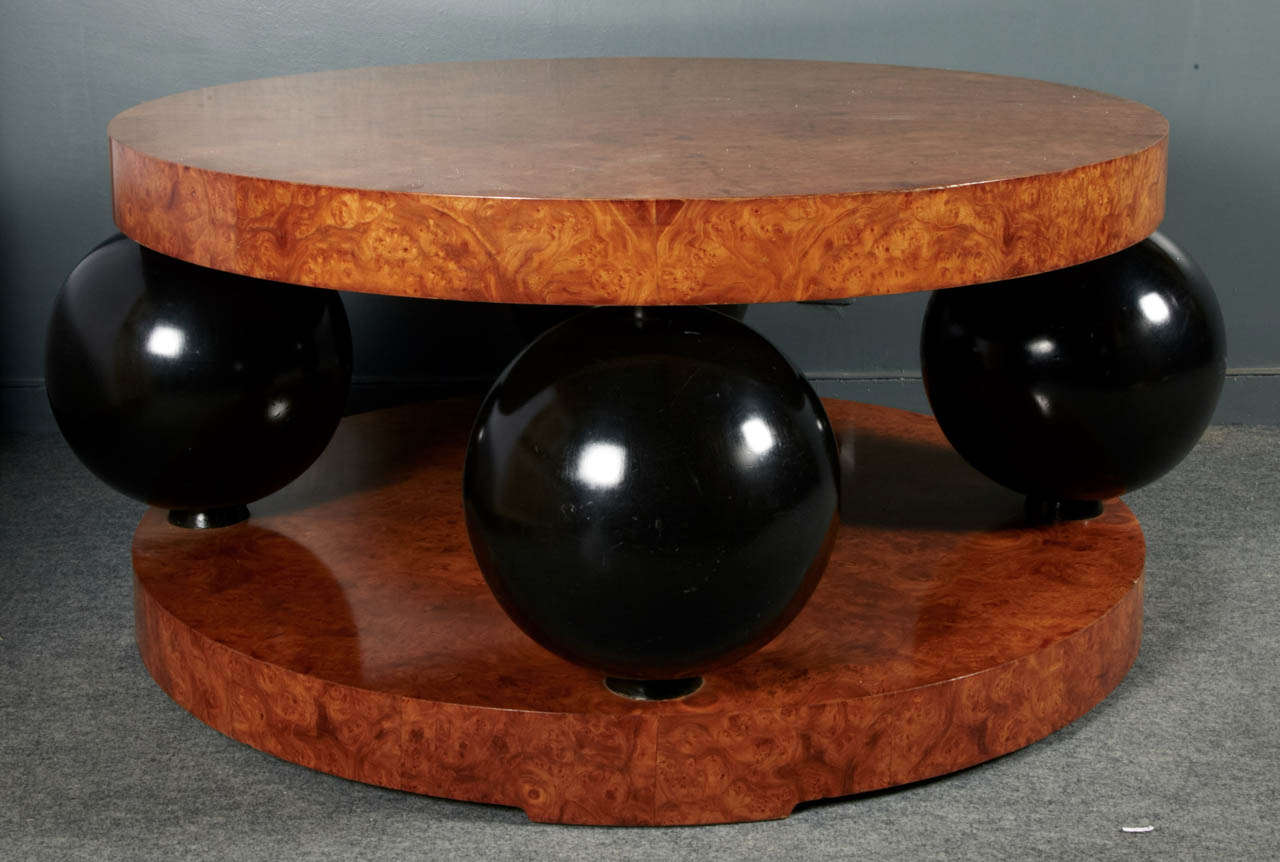 Very nice round shape coffee table by Erik 
