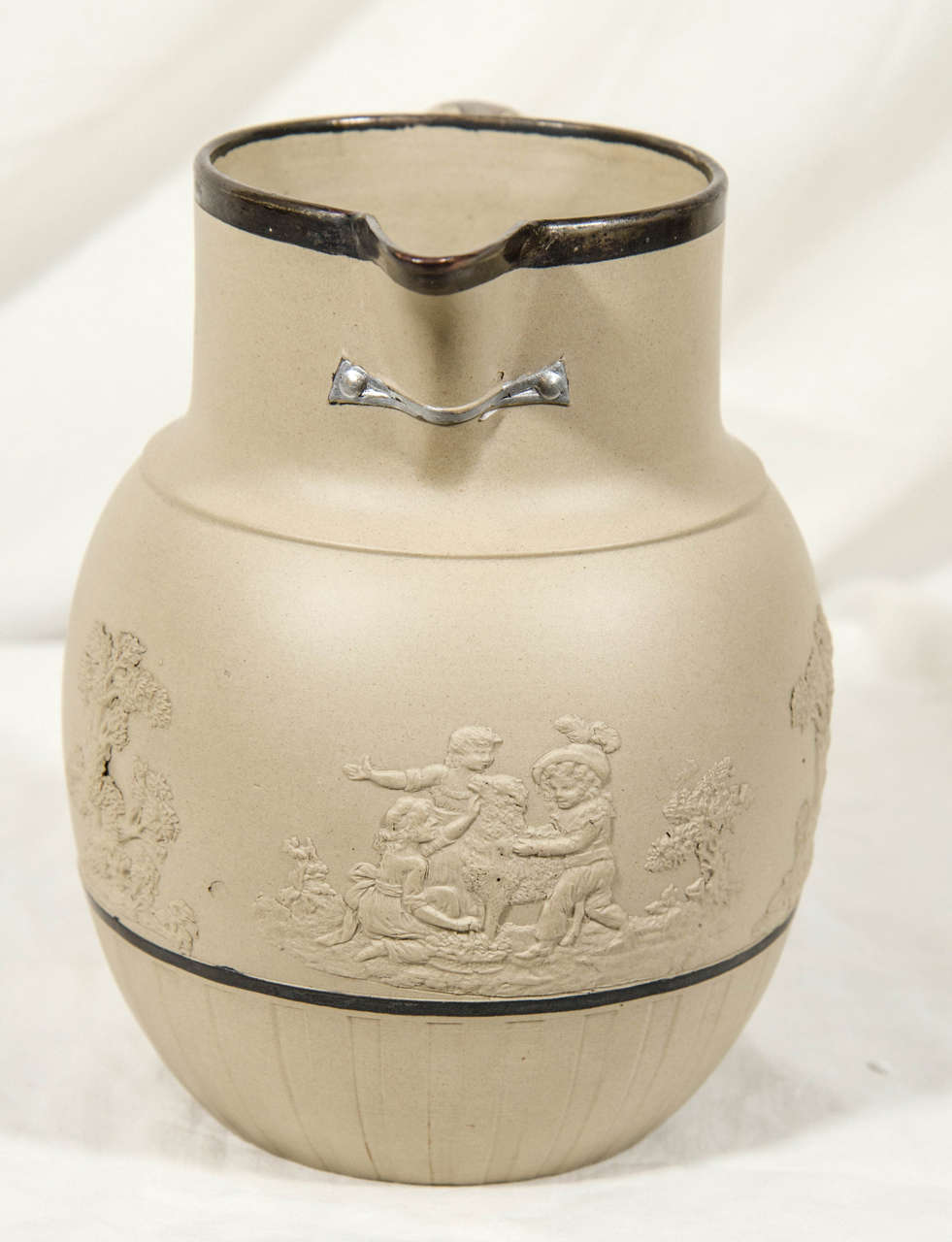 Drabware-Krug mit eingraviertem neoklassizistischem Design