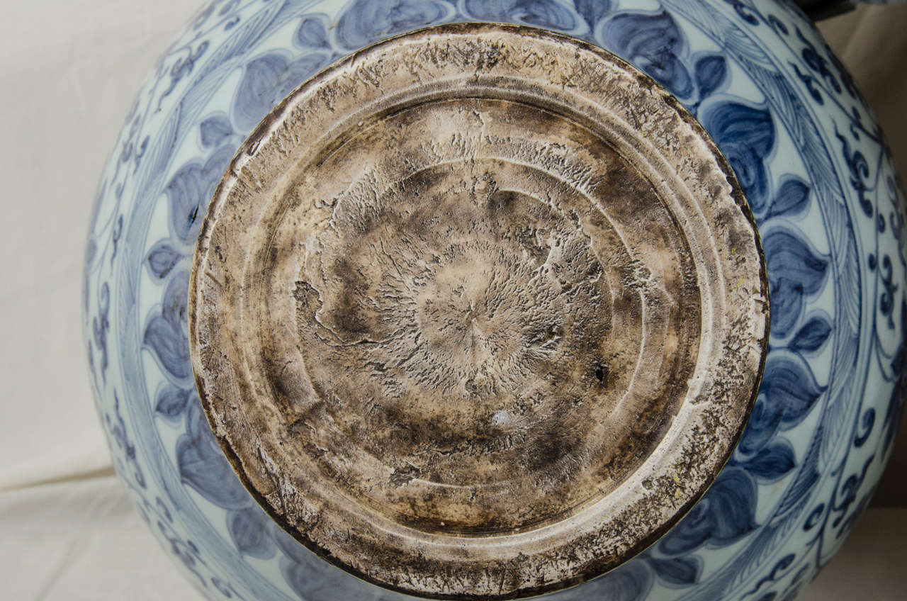 Antique Chinese Blue and White Wine Jar In Excellent Condition In Katonah, NY