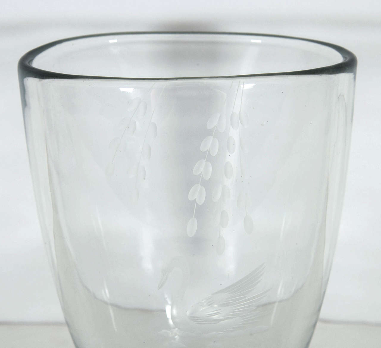 Buriné Vase en cristal mythologie Leda et le cygne en vente