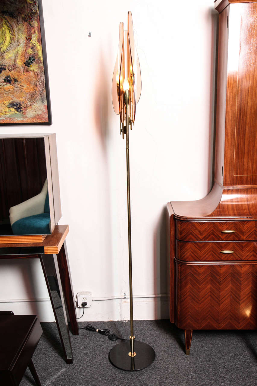 Stunning dahlia floor lamp made in Milan 1955 by Fontana Arte designed by Max Ingrand. Salmon colored bent and polished glass shades on a brass stem, unusual great quality.