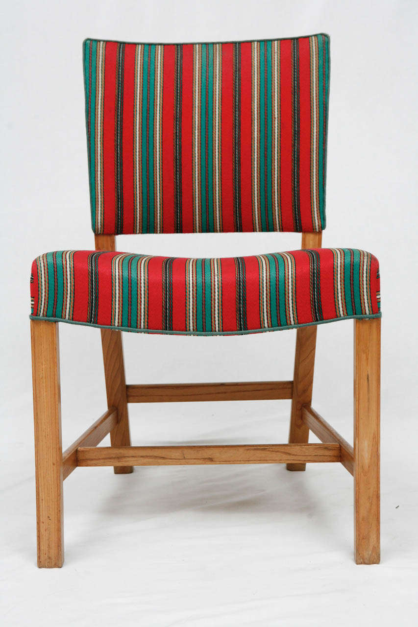 Satz von 8 Kaare Klint Esszimmerstühlen aus Ulmenholz.  1927 entworfen und hergestellt von Rud Rasmussen.    Geschäft früher bekannt als ARTFUL DODGER INC