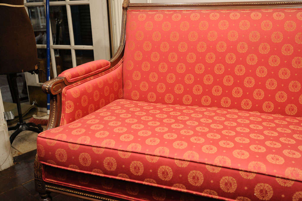 A pair of Louis XVI style Settees In Excellent Condition For Sale In Toronto, ON