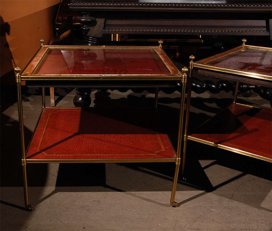 Paire de tables d'appoint carrées à plateau de cintre. XIXème siècle.