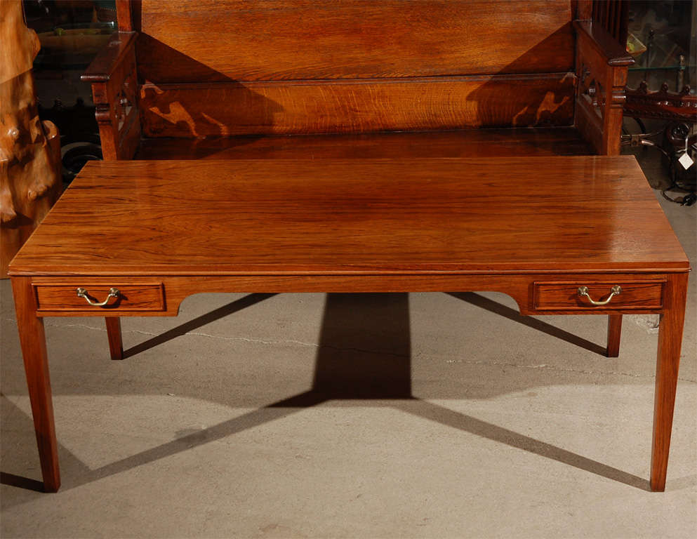 Table basse en bois de rose avec deux tiroirs par Fritz Henningsen.