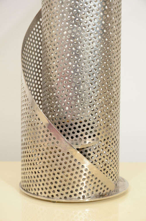 Lampe moderniste en aluminium perforé d'après Mategot Excellent état - En vente à New York, NY