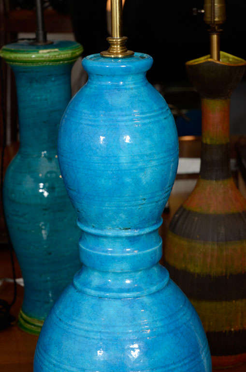 Italienische blaue, eingeschnittene Keramik-Tischlampe von Raymor (Mitte des 20. Jahrhunderts) im Angebot