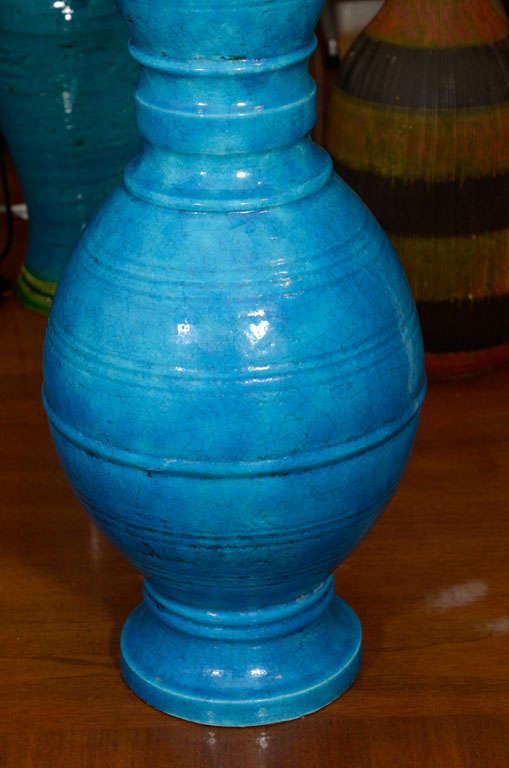 Italienische blaue, eingeschnittene Keramik-Tischlampe von Raymor (Moderne der Mitte des Jahrhunderts) im Angebot